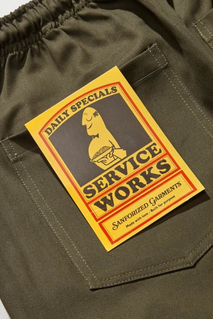 l'étiquette jaune de Service Works reconnaissable dans l'univers de la mode