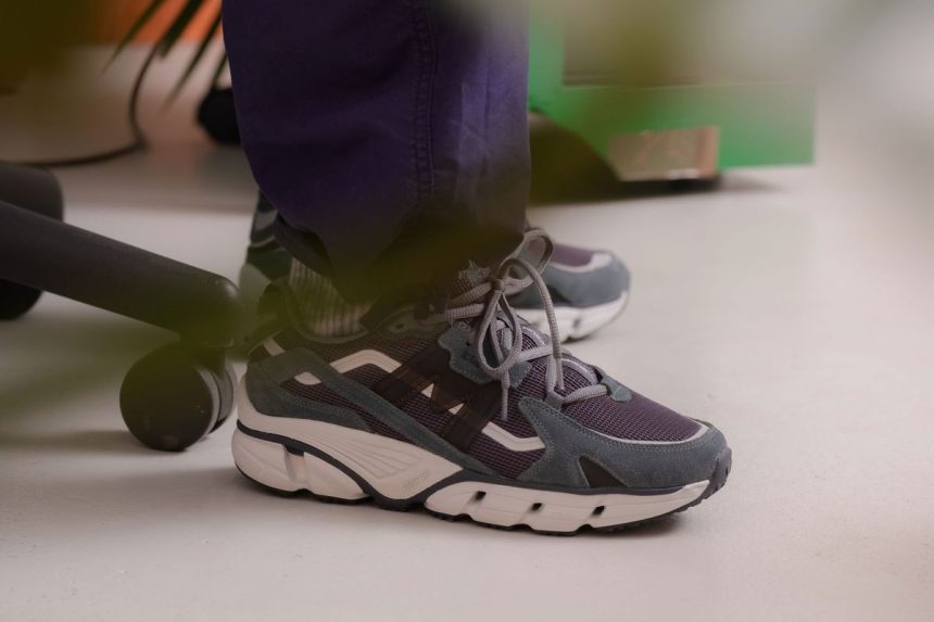 Karhu Super Fulcrum India Ink Black F860015 mood POST 9